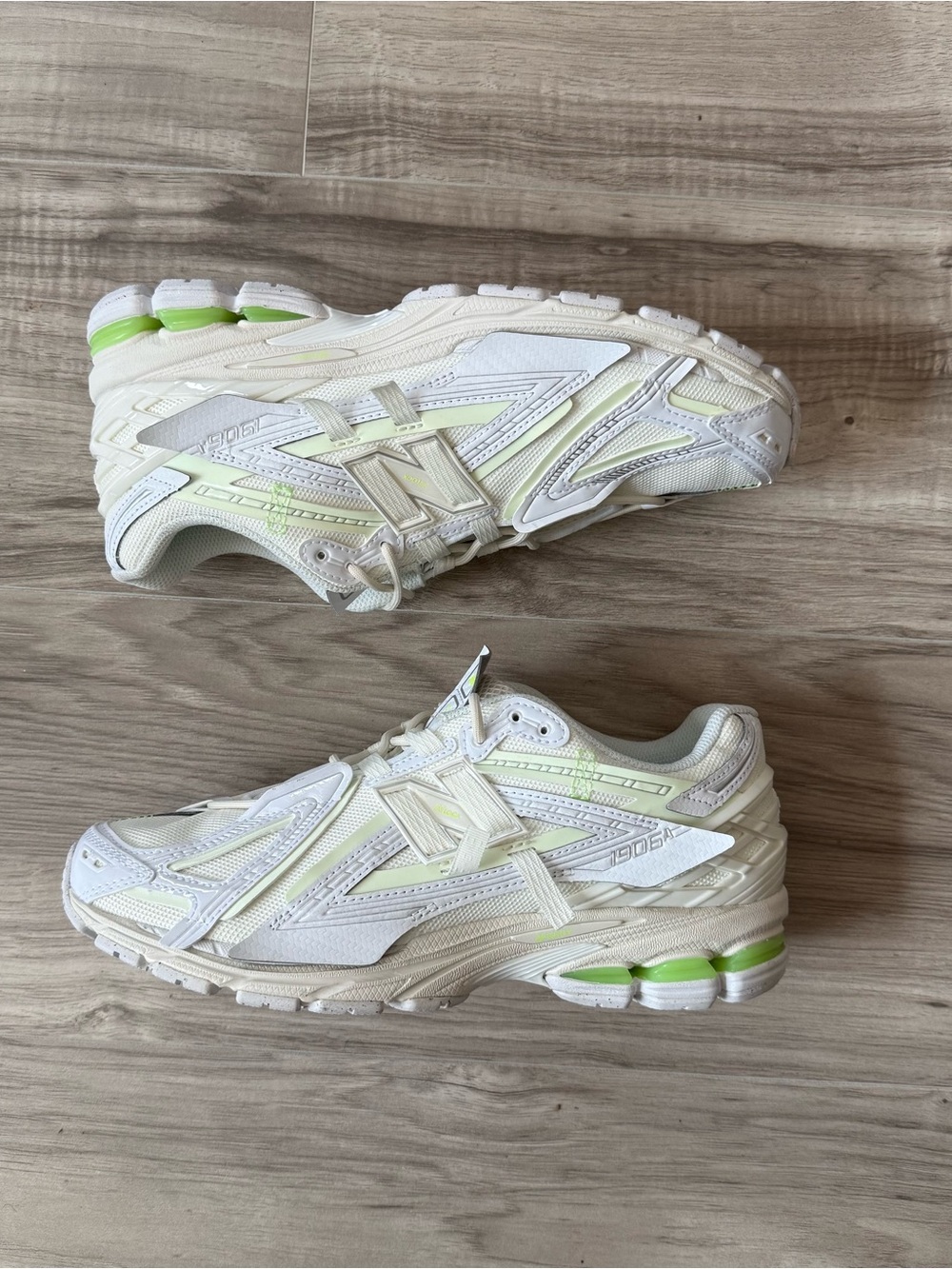 New Balance 1906A ‘White Mint Flash’ U1906AE Size 8.5 men’s New-No box